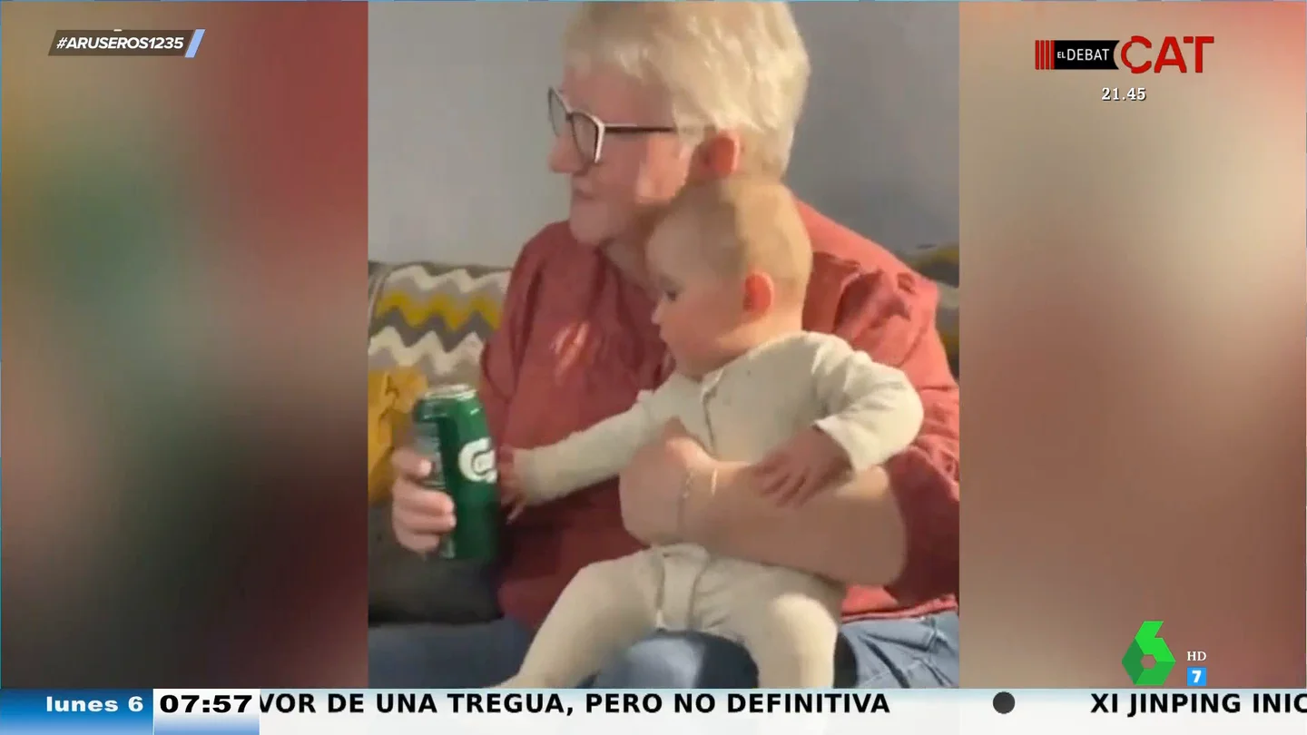 La reacción de Alfonso Arús al bebé que quiere la cerveza de la abuela: "Podría ser El Sevilla de pequeño" La reacción de Alfonso Arús al bebé que quiere la cerveza de la abuela: "Podría ser El Sevilla de pequeño"