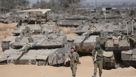 Vehículos blindados israelíes se reúnen a lo largo de la valla fronteriza con el sur de la Franja de Gaza, el 5 de mayo de 2024.  Vehículos blindados israelíes se reúnen a lo largo de la valla fronteriza con el sur de la Franja de Gaza, el 5 de mayo de 2024.