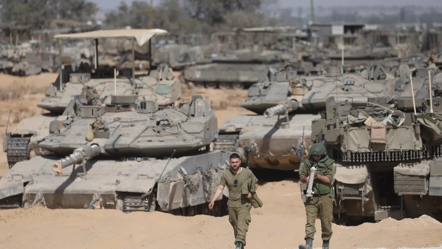 Vehículos blindados israelíes se reúnen a lo largo de la valla fronteriza con el sur de la Franja de Gaza, el 5 de mayo de 2024. Vehículos blindados israelíes se reúnen a lo largo de la valla fronteriza con el sur de la Franja de Gaza, el 5 de mayo de 2024.