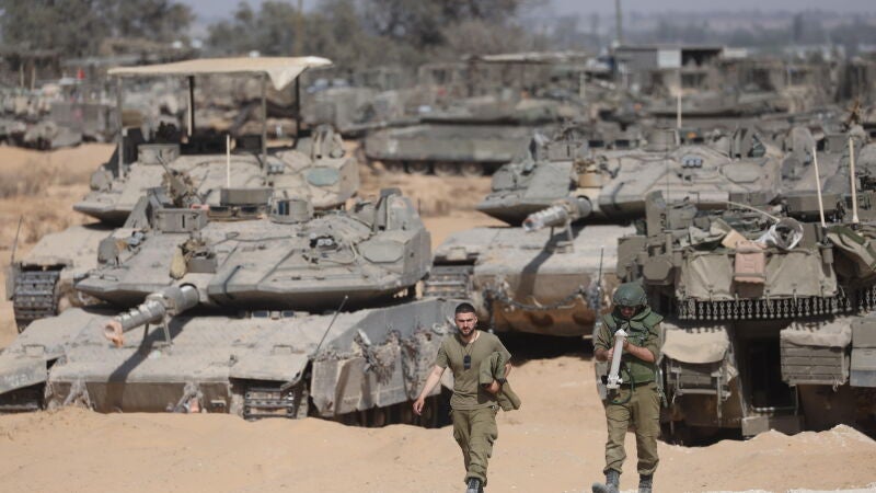 Vehículos blindados israelíes se reúnen a lo largo de la valla fronteriza con el sur de la Franja de Gaza, el 5 de mayo de 2024. 