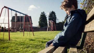 niño solo en un parque