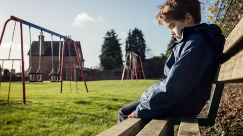 niño solo en un parque niño solo en un parque