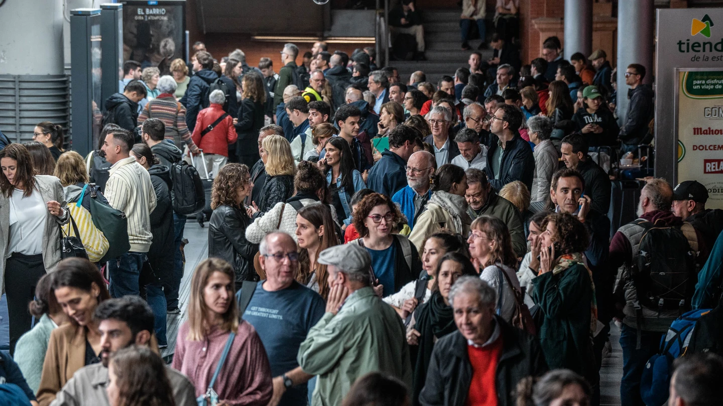 Decenas de personas esperan tras el retraso o cancelación en sus trenes en la estación de Puerta de Atocha-Almudena Grandes. Decenas de personas esperan tras el retraso o cancelación en sus trenes en la estación de Puerta de Atocha-Almudena Grandes.