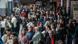 Decenas de personas esperan tras el retraso o cancelación en sus trenes en la estación de Puerta de Atocha-Almudena Grandes.