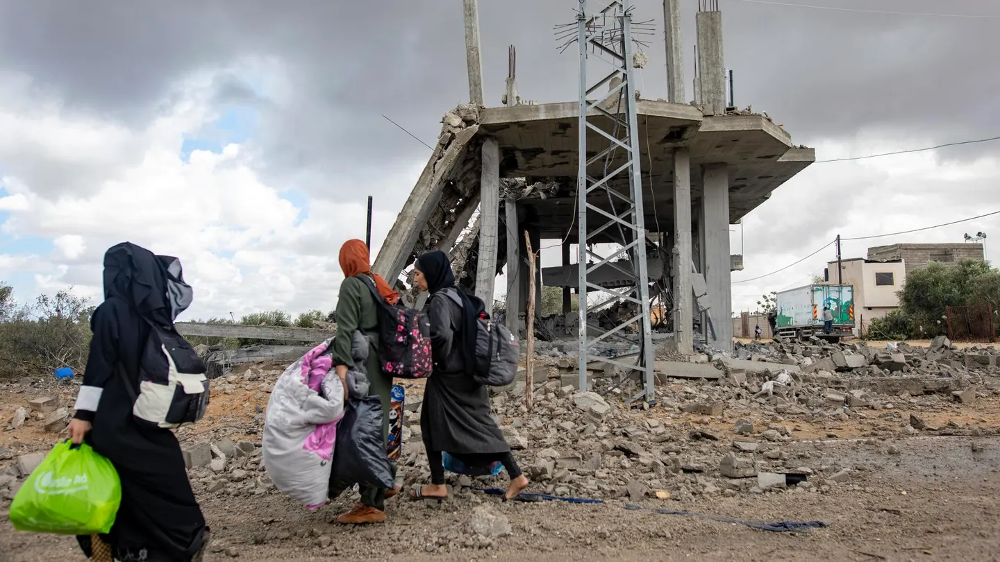 Mujeres salen de Rafah por un posible ataque, en la misma jornada que Hamás comunica aceptar la propuesta para un alto al fuego. Mujeres salen de Rafah por un posible ataque, en la misma jornada que Hamás comunica aceptar la propuesta para un alto al fuego.