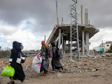 Mujeres salen de Rafah por un posible ataque, en la misma jornada que Hamás comunica aceptar la propuesta para un alto al fuego.