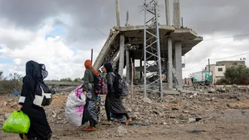 Mujeres salen de Rafah por un posible ataque, en la misma jornada que Hamás comunica aceptar la propuesta para un alto al fuego.
