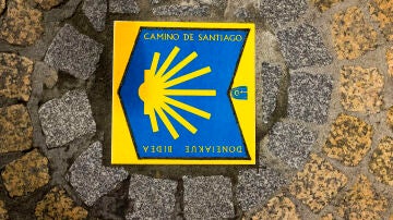 Indicación del Camino de Santiago en el Camino de la Frontera