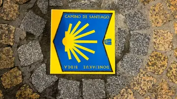 Indicación del Camino de Santiago en el Camino de la Frontera