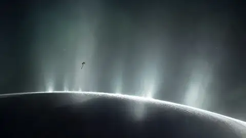 La sonda Cassini observó las plumas de agua helada y vapor en la luna Encelado La sonda Cassini observó las plumas de agua helada y vapor en la luna Encelado