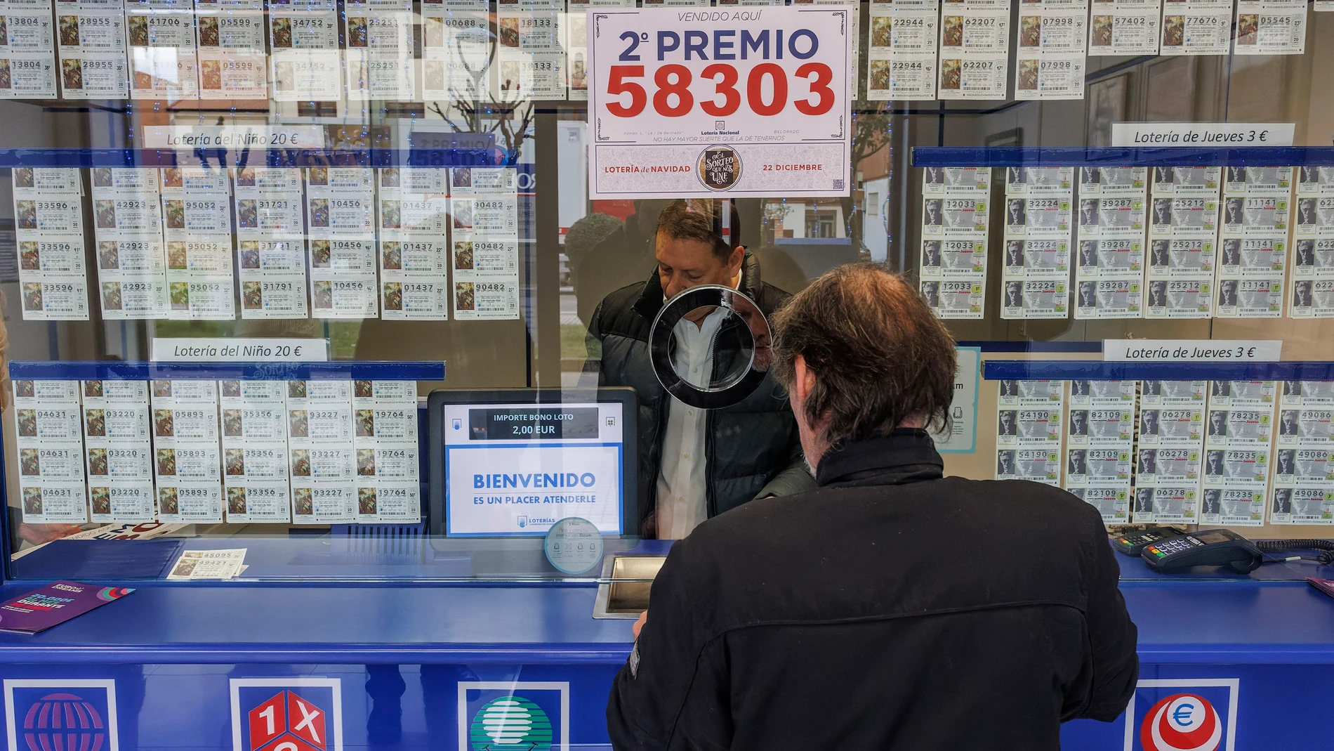 Empleados de la administración celebran que han vendido parte del número 58303 correspondiente al &#39;Segundo Premio’ del Sorteo Extraordinario de la Lotería de Navidad, a 22 de diciembre de 2023, en Belorado, Burgos, Castilla y León (España). 