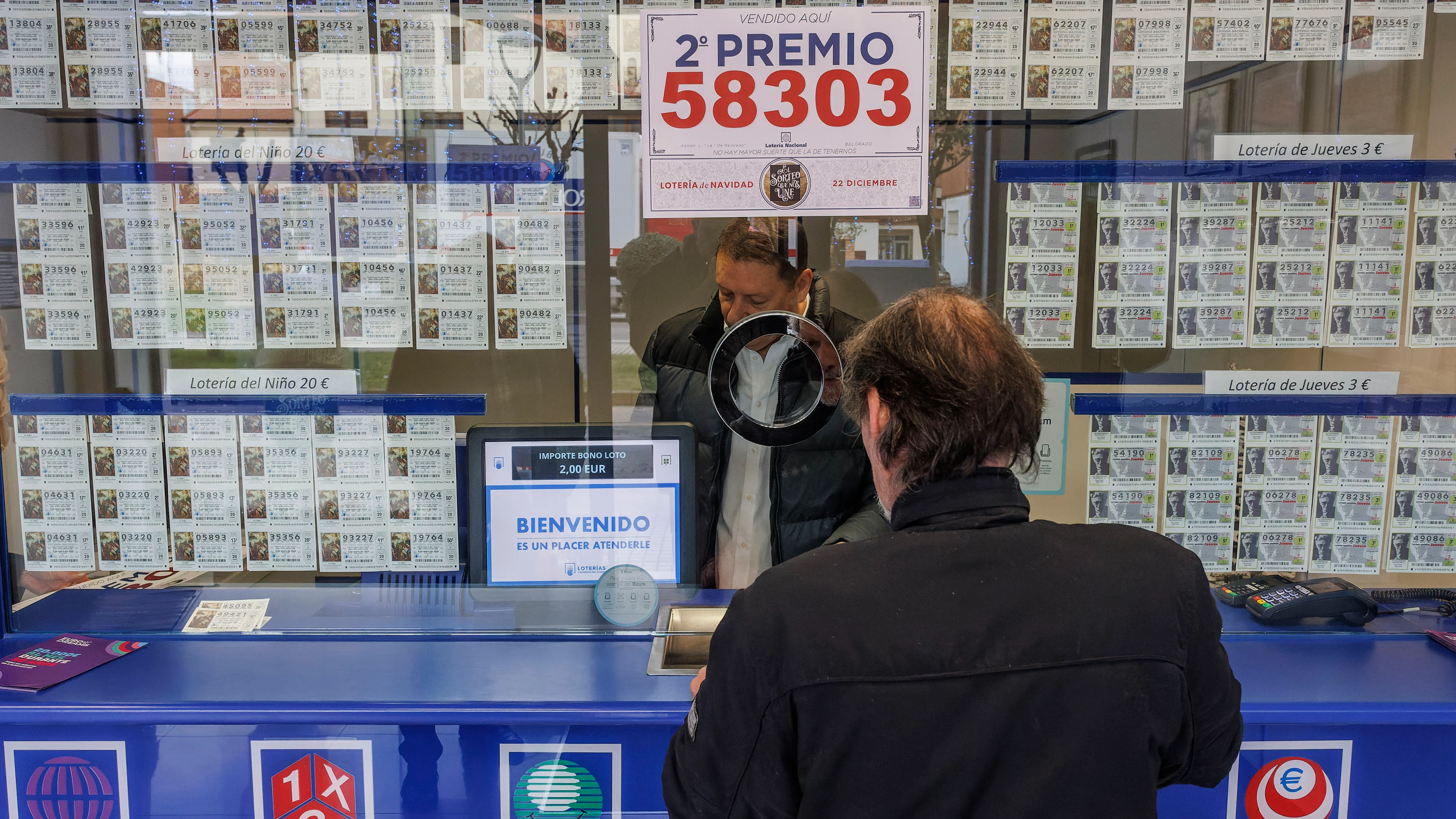 Empleados de la administración celebran que han vendido parte del número 58303 correspondiente al 'Segundo Premio’ del Sorteo Extraordinario de la Lotería de Navidad, a 22 de diciembre de 2023, en Belorado, Burgos, Castilla y León (España). 