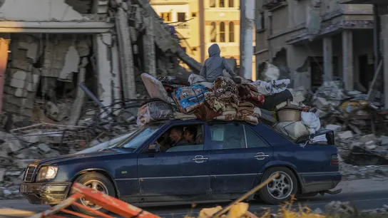 Palestinos salen con sus pertenencias tras una orden de evacuación emitida por el Ejército israelí, de Rafah, sur de la Franja de Gaza, el 6 de mayo de 2024 Palestinos salen con sus pertenencias tras una orden de evacuación emitida por el Ejército israelí, de Rafah, sur de la Franja de Gaza, el 6 de mayo de 2024