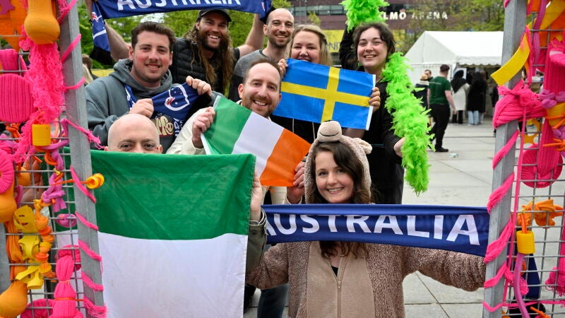 Fans de Eurovisión que apoyan a Australia, en las calles de Malmö (Suecia), donde se celebran el festival en 2024