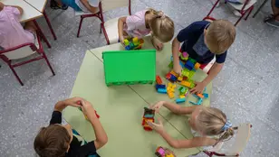 Varios niños juegan en el CEIP El Grau con motivo del inicio del curso escolar.