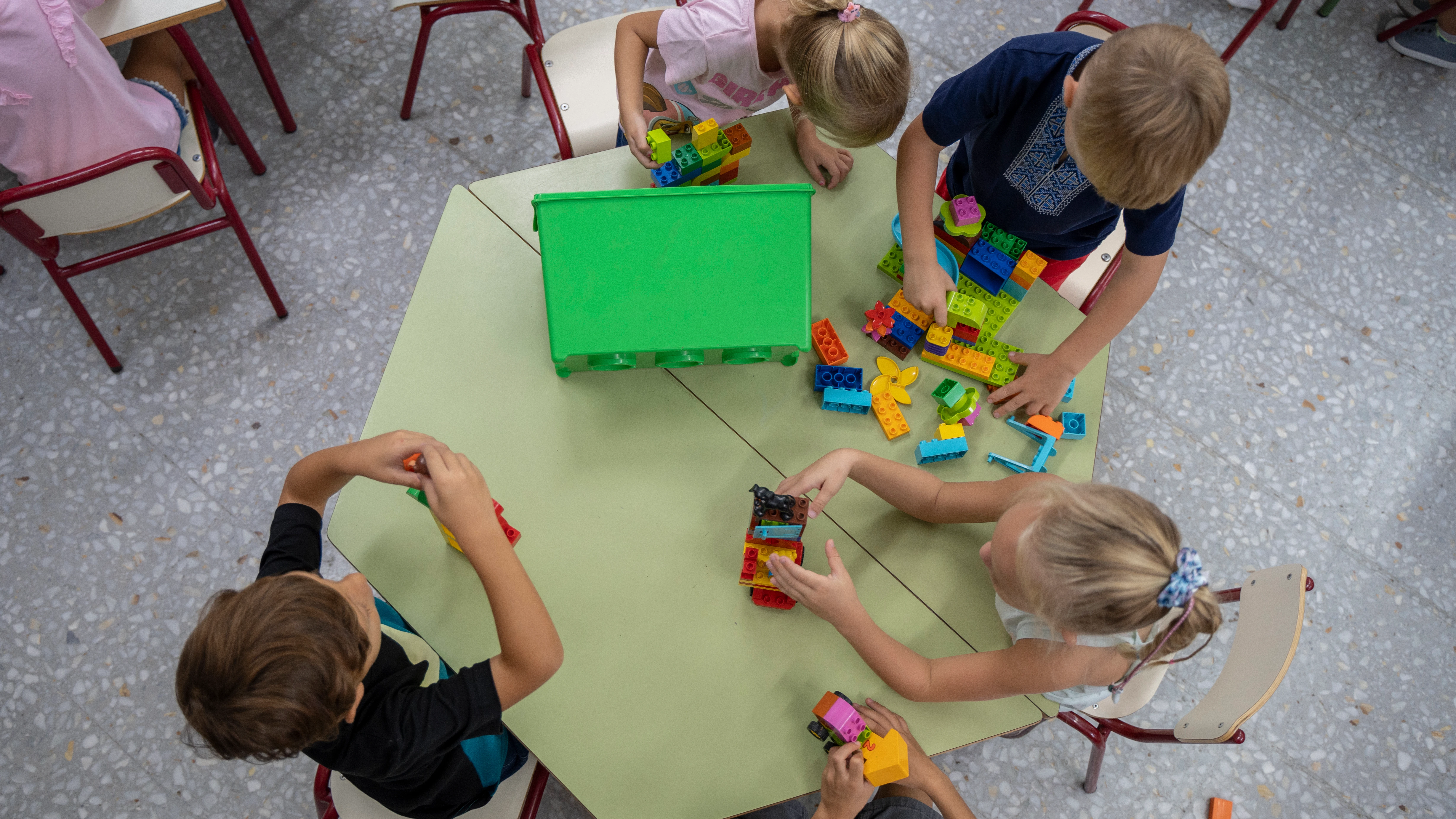 Varios niños juegan en el CEIP El Grau con motivo del inicio del curso escolar.