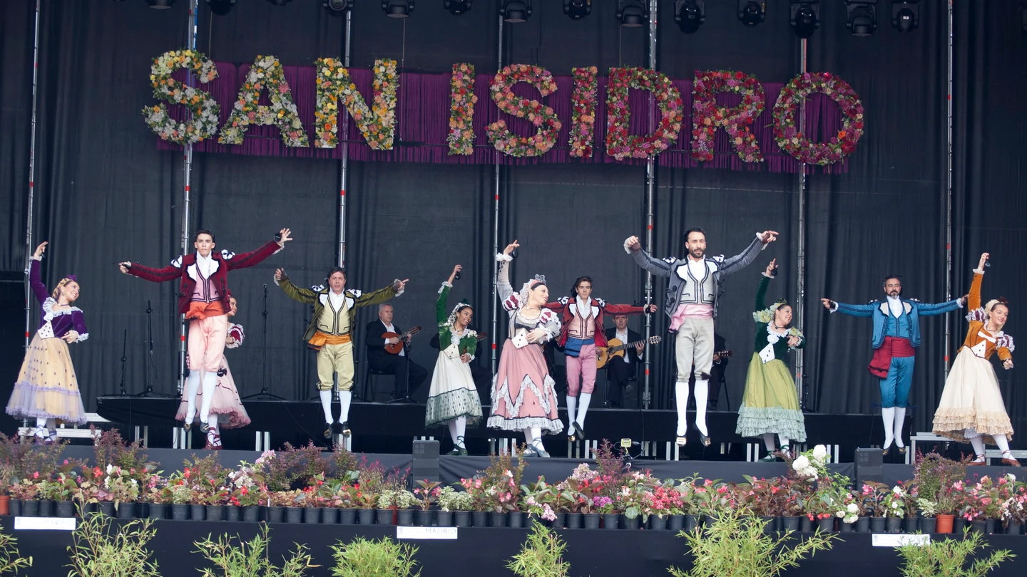 Un espectáculo de danza tradicional durante las fiestas de San Isidro en Madrid Un espectáculo de danza tradicional durante las fiestas de San Isidro en Madrid