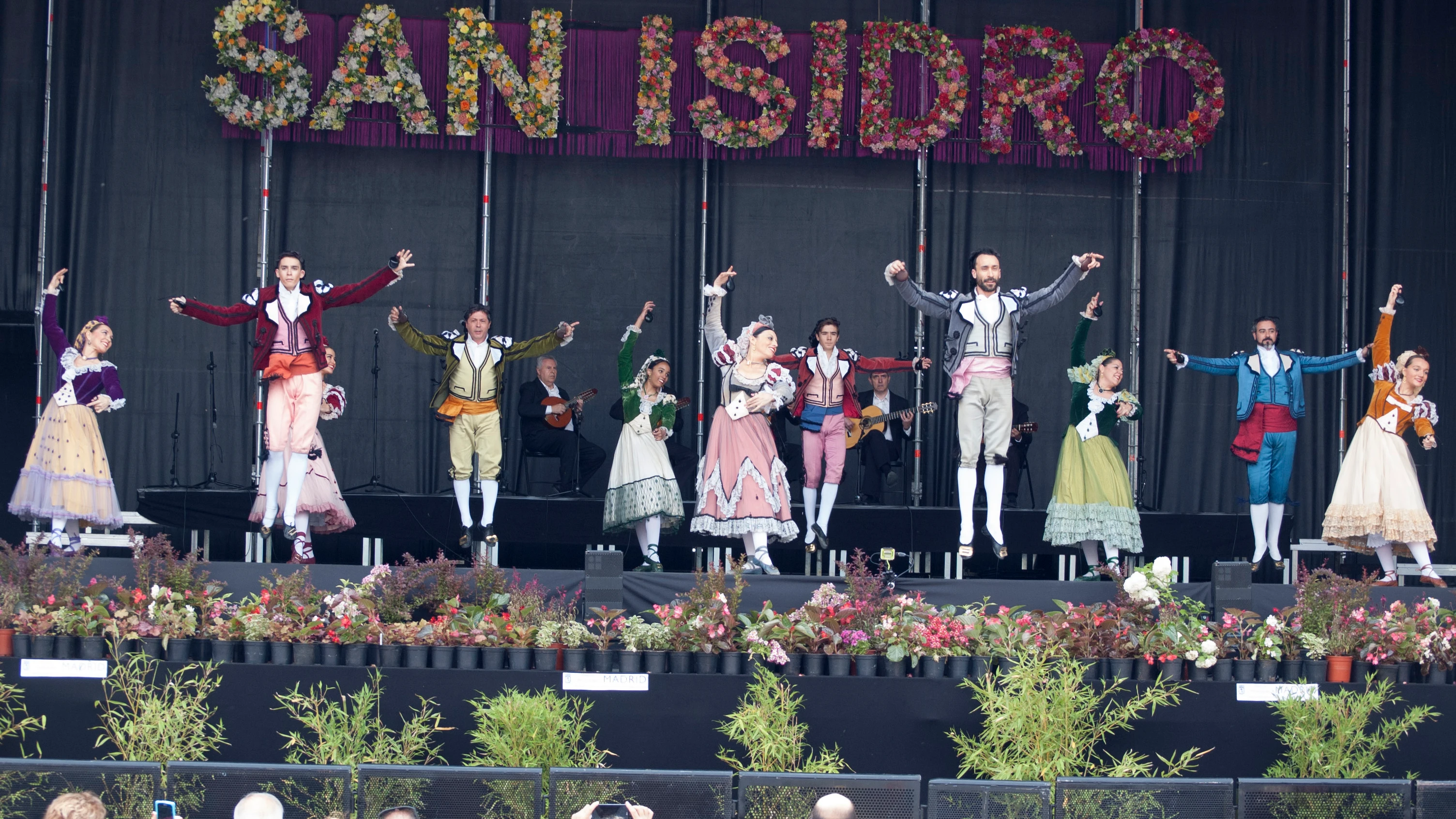 Un espectáculo de danza tradicional durante las fiestas de San Isidro en Madrid