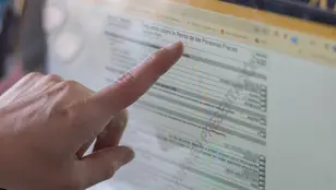Una persona hace la declaración de la renta en un ordenador, a 3 de abril de 2024, en Madrid (España).