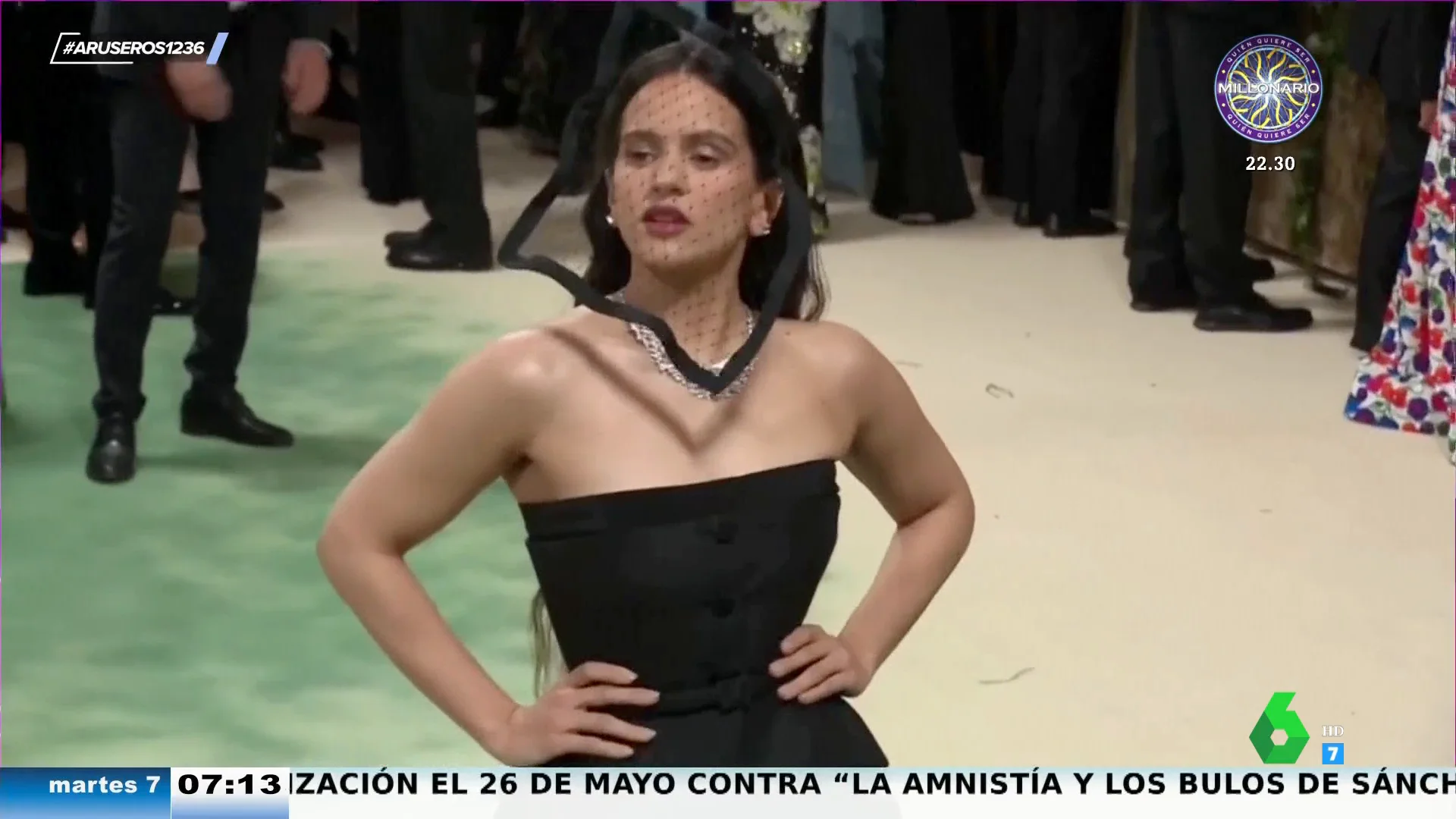 El incómodo momento de Rosalía con un fan al que retira la mano de la cintura varias veces