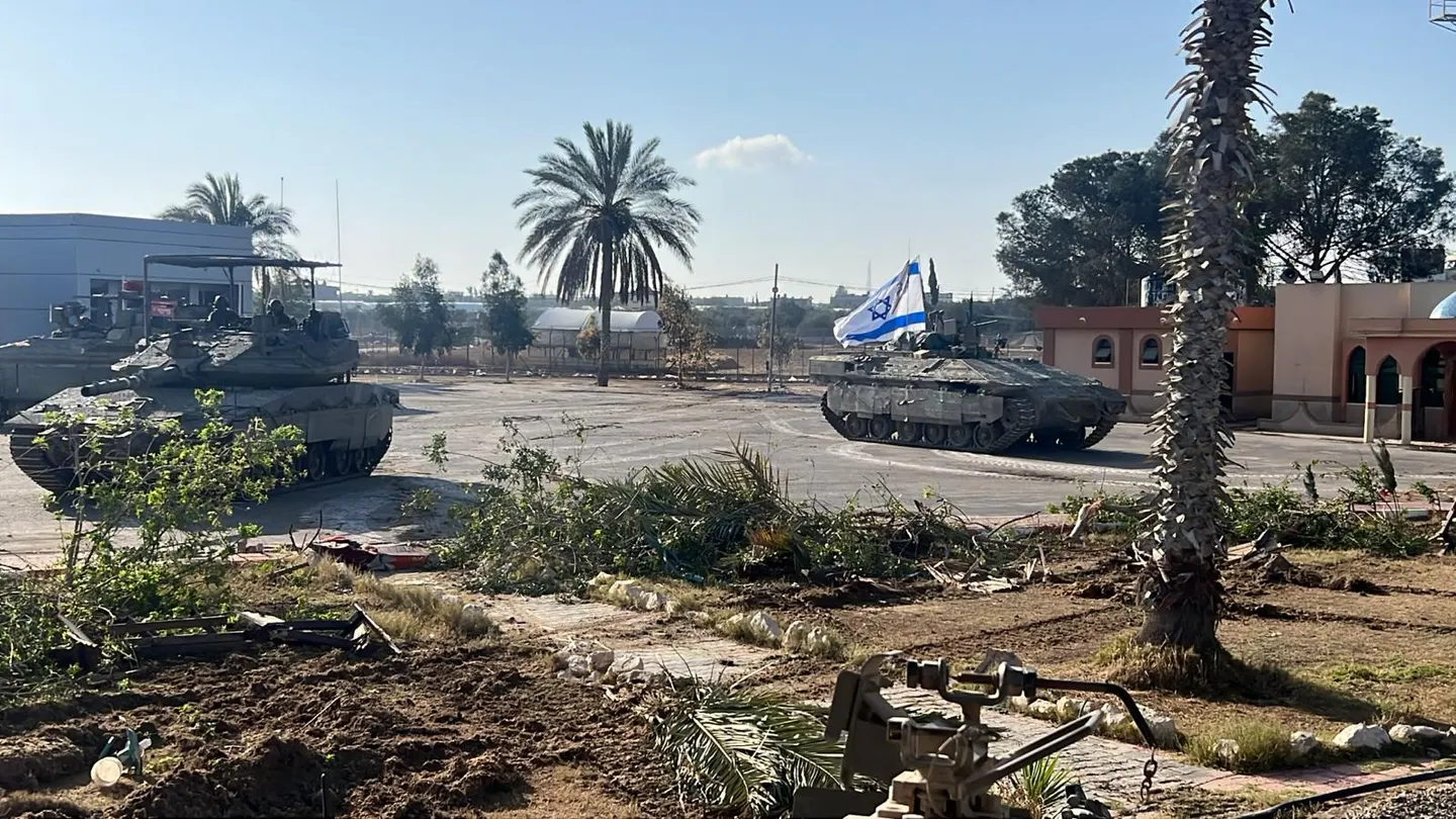 Imagen de las tropas terrestres de Israel entrando por el lado de Gaza del cruce de Rafah. Imagen de las tropas terrestres de Israel entrando por el lado de Gaza del cruce de Rafah.