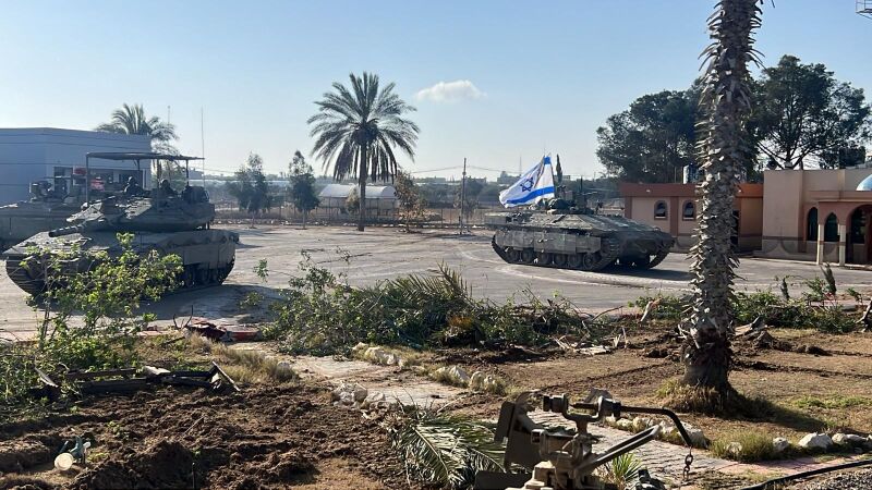Imagen de las tropas terrestres de Israel entrando por el lado de Gaza del cruce de Rafah.