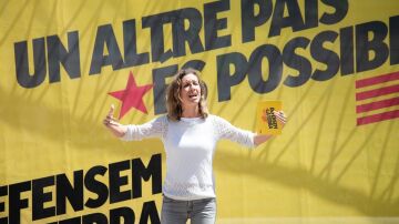 La candidata de la CUP a las elecciones catalanas, Laia Estrada, en un acto de campaña en Sabadell (Barcelona), el 5 de mayo de 2024.