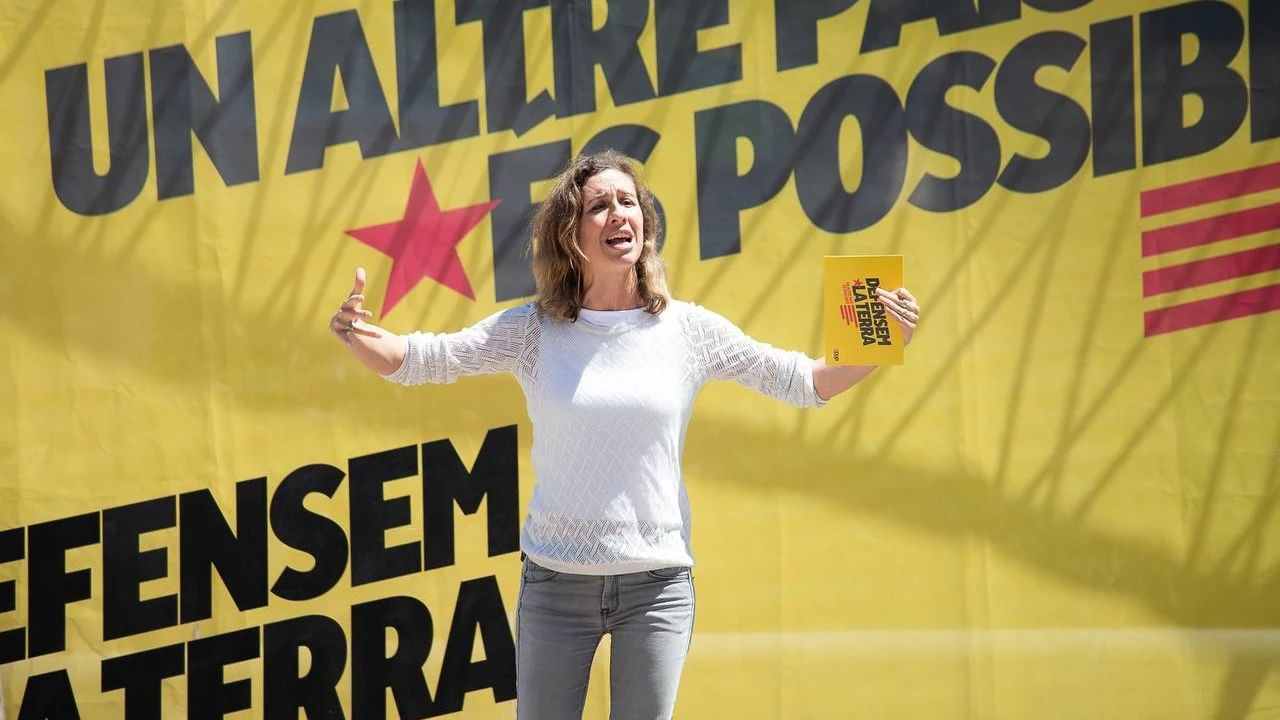 La candidata de la CUP a las elecciones catalanas, Laia Estrada, en un acto de campaña en Sabadell (Barcelona), el 5 de mayo de 2024.