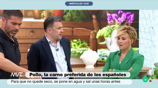 Cristina Pardo alucina con la mezcla que hace Pablo Ojeda en la sartén Pablo Ojeda prepara un rollo de pechuga de pollo con pimientos de piquillo y gambas, una combinación que no termina de convencer a Cristina Pardo. Su reacción al probar este rico y sano plato, en este vídeo de Más Vale Tarde.