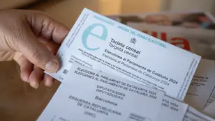 Tarjeta censal y documentación para poder votar por correo en las elecciones de Cataluña de 2024