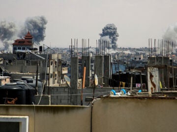 Columnas de humo en el este de Rafah, en la Franja de Gaza