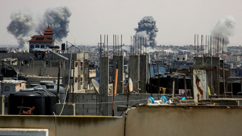 Columnas de humo en el este de Rafah, en la Franja de Gaza