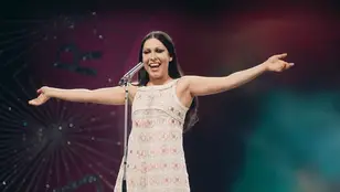 La cantante española Massiel fotografiada actuando en el escenario durante el Festival de Eurovisión celebrado en el Royal Albert Hall de Londres el 6 de abril de 1968. 