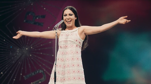 La cantante española Massiel fotografiada actuando en el escenario durante el Festival de Eurovisión celebrado en el Royal Albert Hall de Londres el 6 de abril de 1968. 