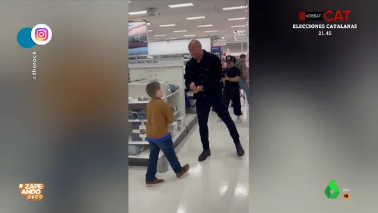 Un niño reta a Dwayne Johnson a 'piedra, papel o tijeras' hasta que consigue vencerle Un niño reta a Dwayne Johnson a 'piedra, papel o tijeras' hasta que consigue vencerle