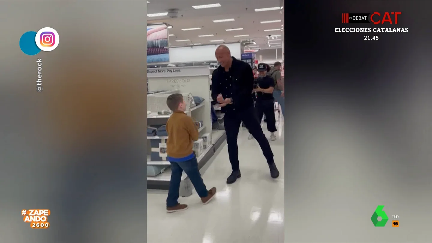 Un niño reta a Dwayne Johnson a 'piedra, papel o tijeras' hasta que consigue vencerle Un niño reta a Dwayne Johnson a 'piedra, papel o tijeras' hasta que consigue vencerle