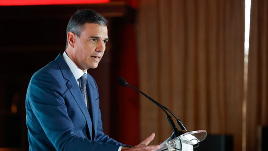 Sánchez se planta ante las leyes de PP y Vox contra la memoria democrática: "Ya no podemos ser cómplices. Recordar es una obligación" Sánchez se planta ante las leyes de PP y Vox contra la memoria democrática: "Ya no podemos ser cómplices. Recordar es una obligación"