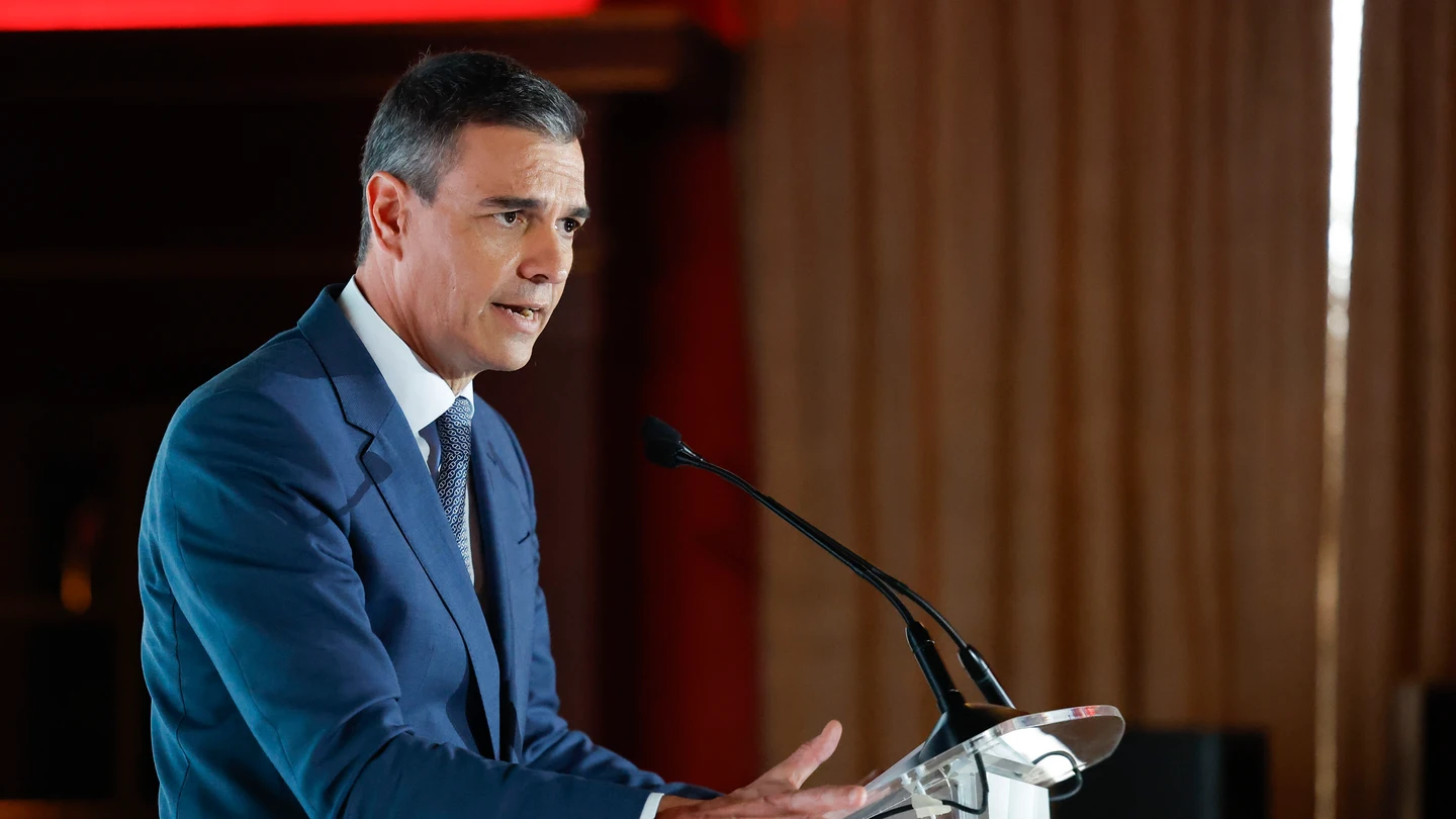 Sánchez se planta ante las leyes de PP y Vox contra la memoria democrática: "Ya no podemos ser cómplices. Recordar es una obligación" Sánchez se planta ante las leyes de PP y Vox contra la memoria democrática: "Ya no podemos ser cómplices. Recordar es una obligación"