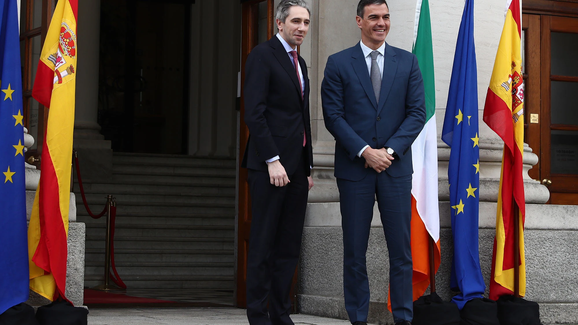  Pedro Sánchez con el primer ministro de Irlanda, Simon Harris, tras la reunión que mantuvieron en Dublín sobre reconocer el Estado palestino. 