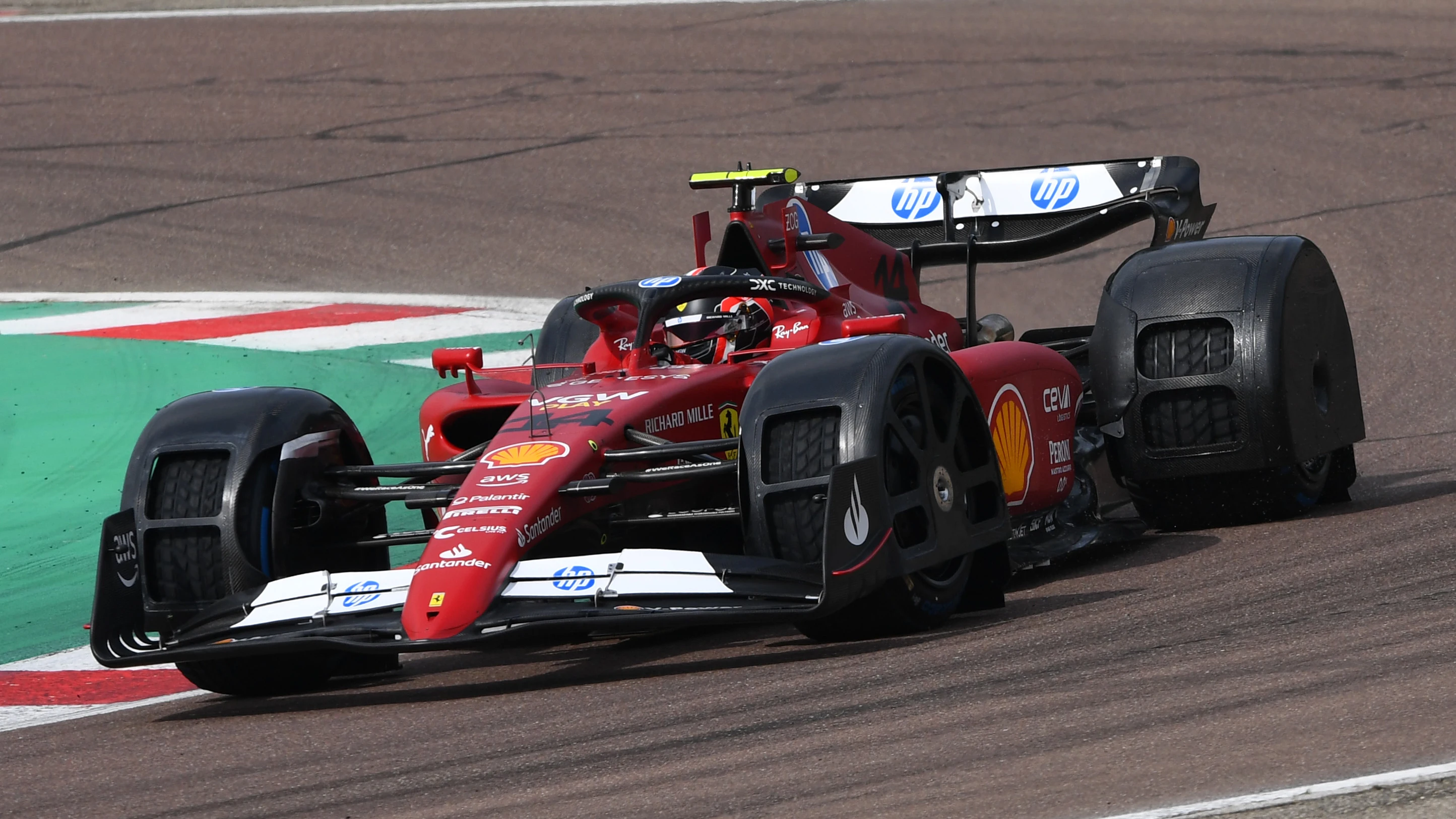 Ferrari prueba en Fiorano los nuevos "guardabarros" de la FIA para las carreras con lluvia
