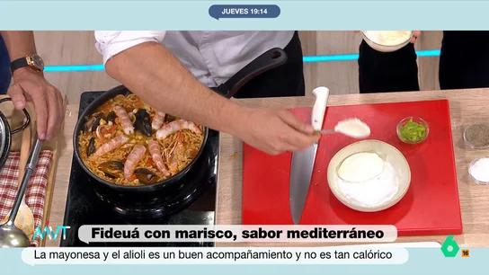 Alioli de wasabi: la curiosa salsa de Carlos Maldonado para darle un toque picante a la fideuá de marisco Carlos Maldonado remata en este vídeo su "fideuá exprés" de marisco con un acompañamiento entre lo clásico y lo exótico, un alioli de wasabi tan sencillo que es Iñaki López el encargado de "emulsionarlo": "Arzak siempre lo hace como yo".