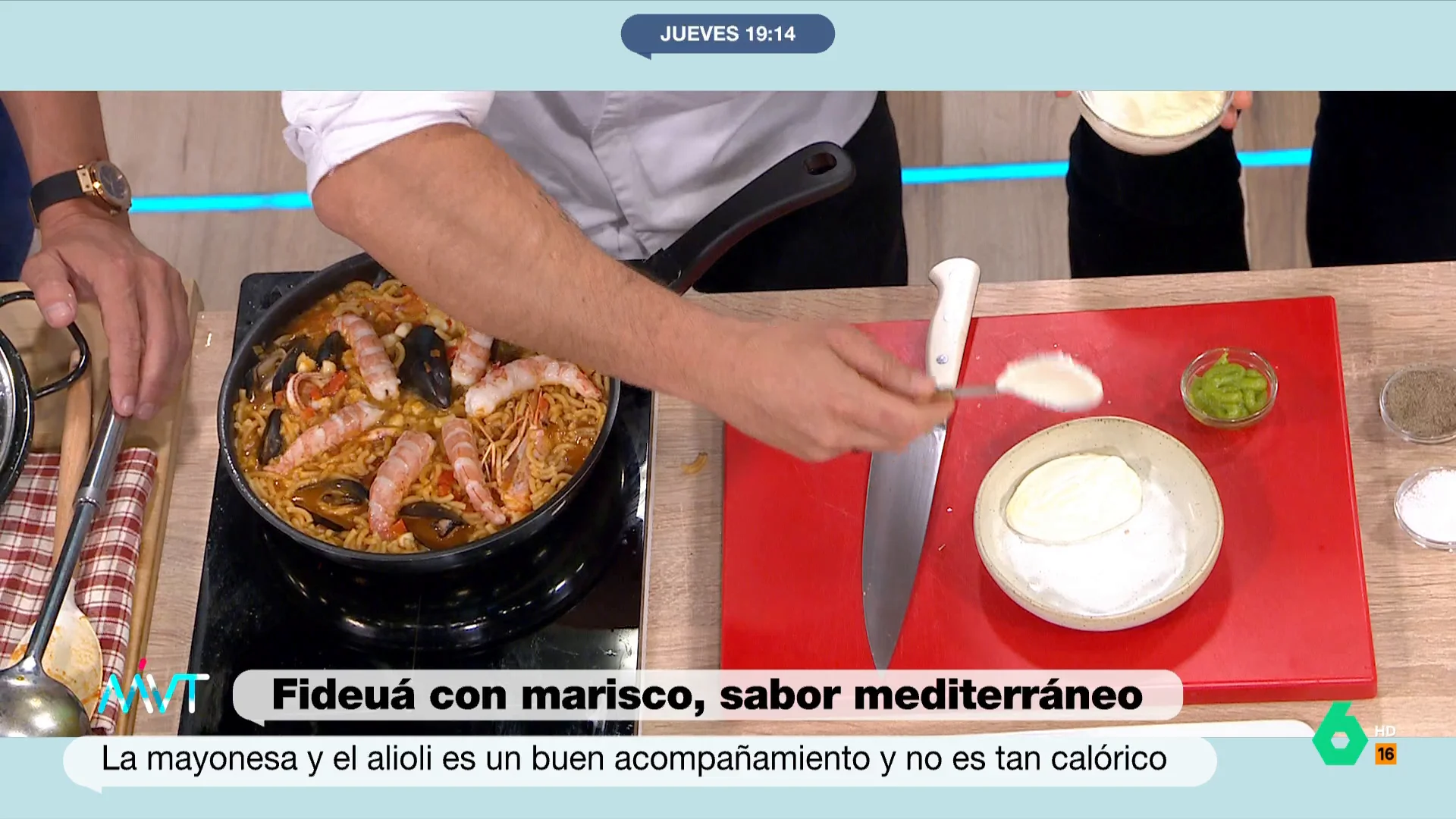 Carlos Maldonado remata en este vídeo su "fideuá exprés" de marisco con un acompañamiento entre lo clásico y lo exótico, un alioli de wasabi tan sencillo que es Iñaki López el encargado de "emulsionarlo": "Arzak siempre lo hace como yo".