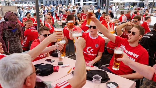 Aficionados del Bayern Múnich se concentran este miércoles en la Plaza Mayor de Madrid horas antes del partido de vuelta de semifinales de la Champions Aficionados del Bayern Múnich se concentran este miércoles en la Plaza Mayor de Madrid horas antes del partido de vuelta de semifinales de la Champions