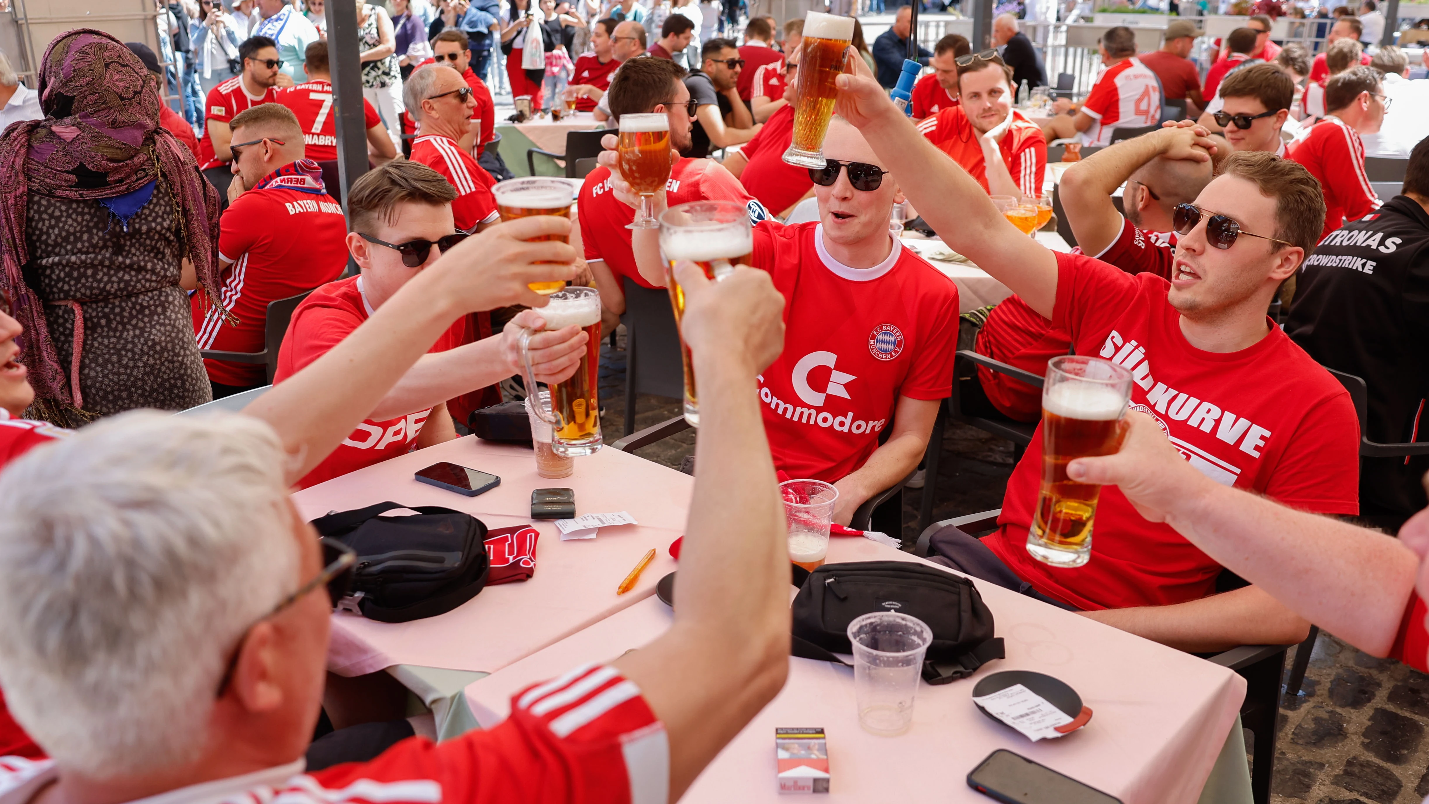 Aficionados del Bayern Múnich se concentran este miércoles en la Plaza Mayor de Madrid horas antes del partido de vuelta de semifinales de la Champions