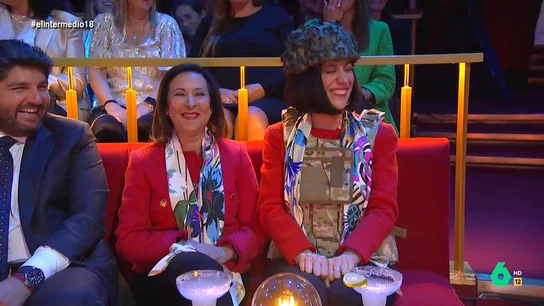 Margarita Robles se encuentra con su 'doble' de El Intermedio: "Soy muy aburrida, menos mal que estás tú" Margarita Robles se encuentra con su 'doble' de El Intermedio: "Soy muy aburrida, menos mal que estás tú"