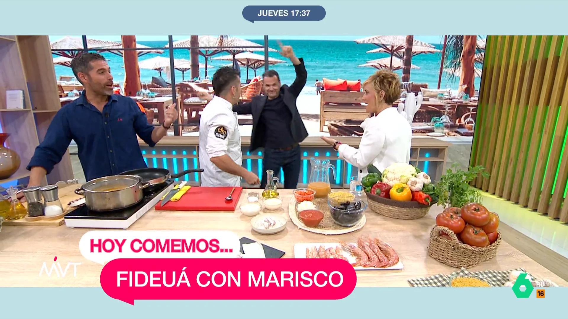 "¿Se acuerdan del aficionado del Real Madrid que hemos visto hace un instante? Así me he puesto yo", comenta Iñaki López mientras se acerca a los dominios de Pablo Ojeda y Carlos Maldonado, que hoy cocinan fideuá de marisco, con fideo grueso.