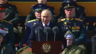 El presidente ruso, Vladímir Putin, interviene durante el desfile militar del Día de la Victoria en la Plaza Roja de Moscú. 