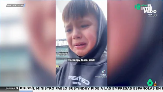 El mundo al revés: las tiernas lágrimas de emoción de este niño al ver cómo se gradúa su madre El mundo al revés: las tiernas lágrimas de emoción de este niño al ver cómo se gradúa su madre