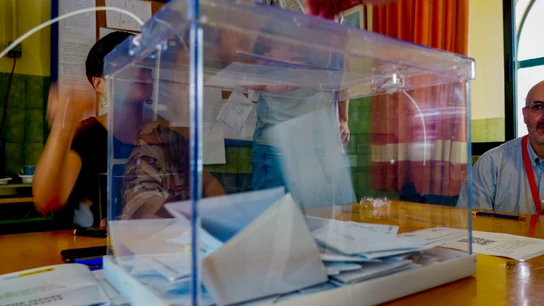 Una persona vota en un colegio electoral, a 28 de mayo de 2023, en Sevilla, (Andalucía, España). Una persona vota en un colegio electoral, a 28 de mayo de 2023, en Sevilla, (Andalucía, España).