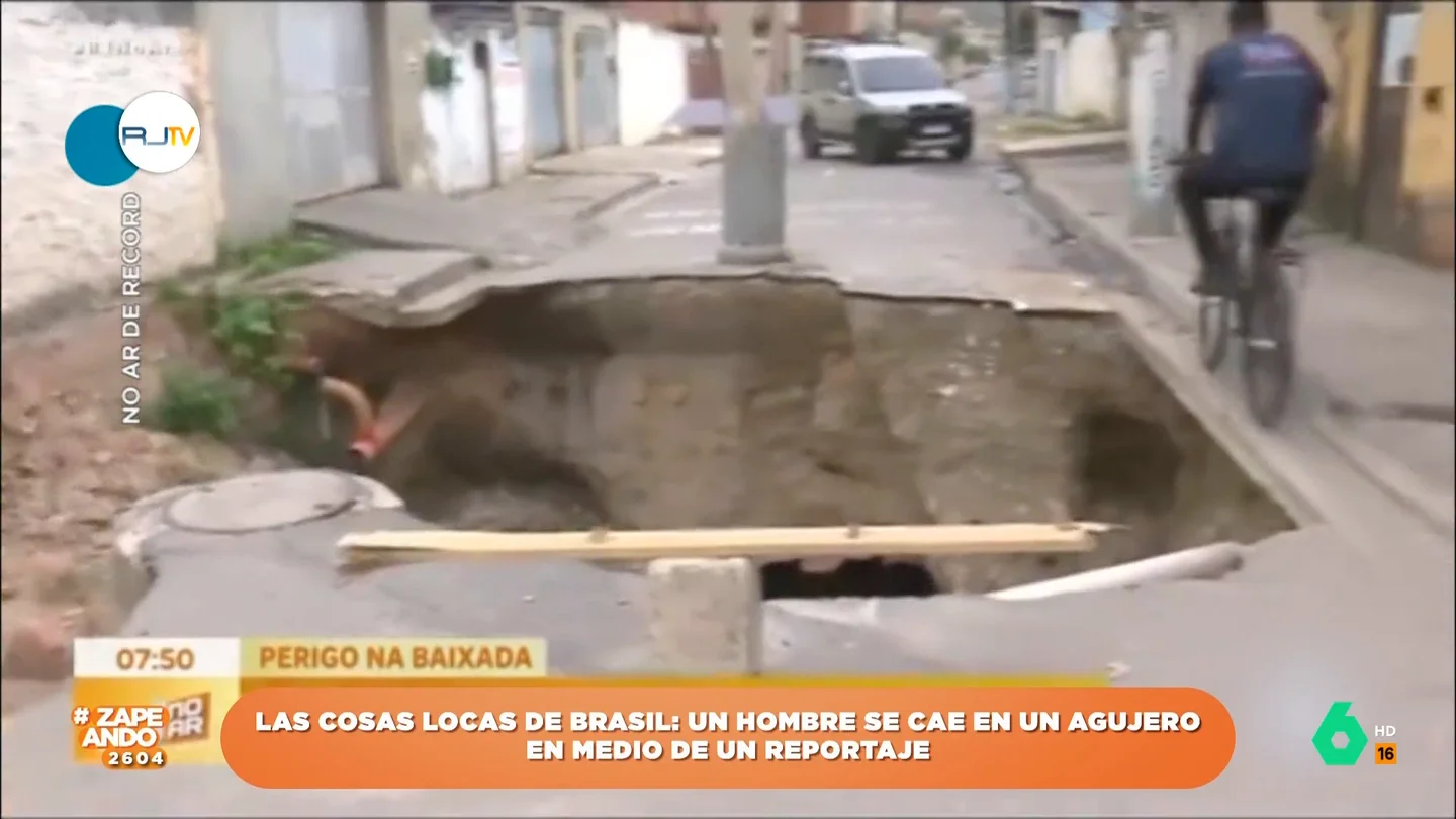Un hombre se cae en un gigantesco agujero en Brasil en medio de un reportaje Un hombre se cae en un gigantesco agujero en Brasil en medio de un reportaje
